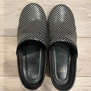 Women’s Dansko Shoes